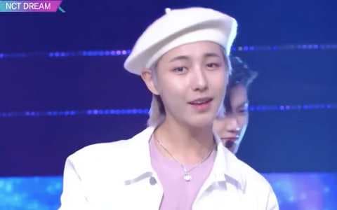 NCT Dream主唱竟忘戴麥？《Music Bank》放送事故引兩派爭議！