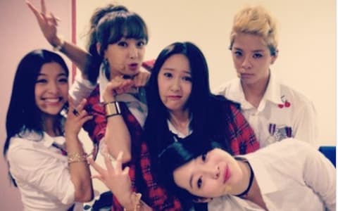 f(x)成員們喜慶出道12週年！Amber感性喊雪莉名暖哭粉絲！