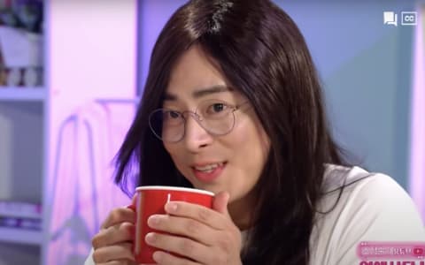 曹政奭終於來了！《SNL Korea》戴假髮扮肌肉姐姐引網友爆笑！