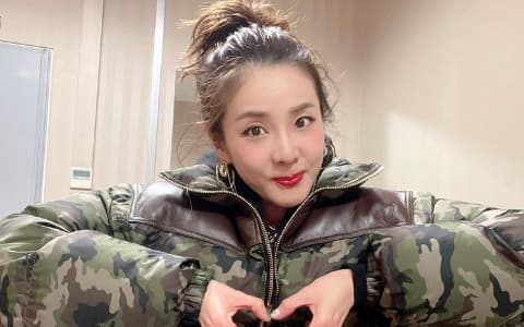 2NE1朴山多拉直播中途公開狙擊前東家YG娛樂！登上熱門新聞排行榜！