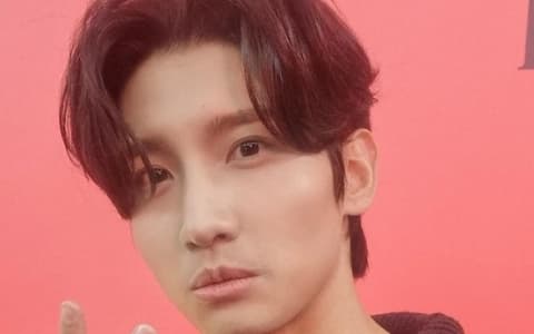 東方神起昌珉出道早期造型太衝擊！「海膽髮型」引前輩露出意味深長的笑容！