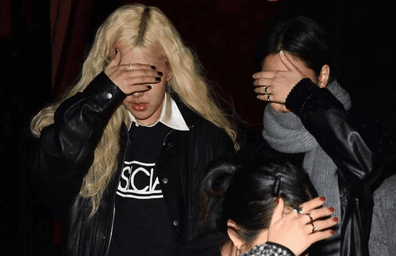 Rosé和Jennie被拍到一起在紐約！感覺像是被抓包在約會呢？ㅎㅎ
