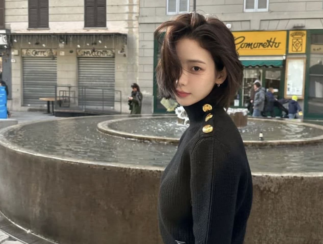 韓娛熱議- Karina Instagram 更新 - Prada短髮 🪽🖤