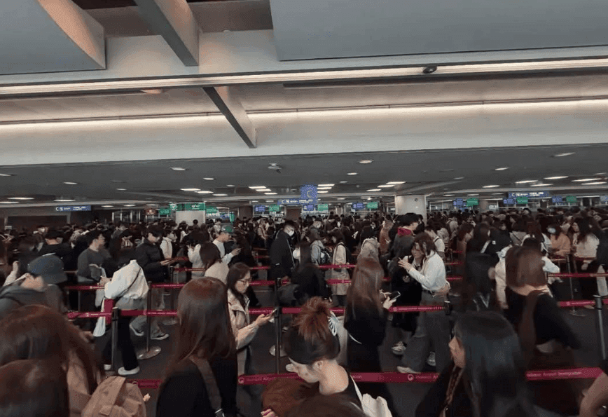 韓娛熱議-BTS演唱會前一天，仁川機場入境大廳流出一張現場照片，其中一名韓男的留言曝光後，掀起網友熱議。