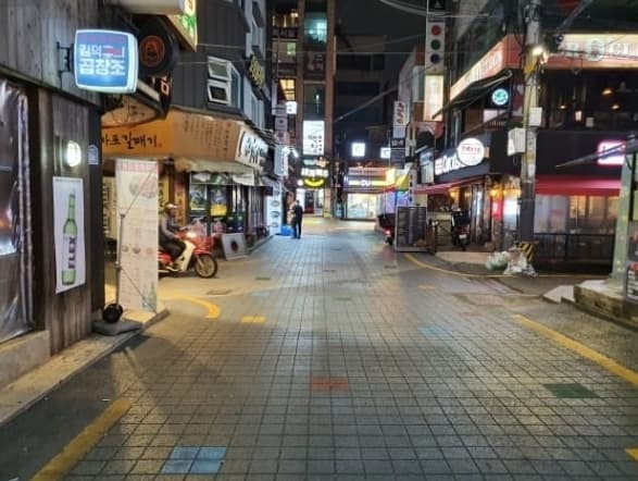(2021年夜晚的新村名品街cr. 한경닷컴)